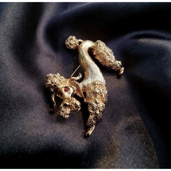 Vintage MONET 1970s Signed Poodle Dog Gold Red Eyes Animal Brooch - Picture 2 of 6